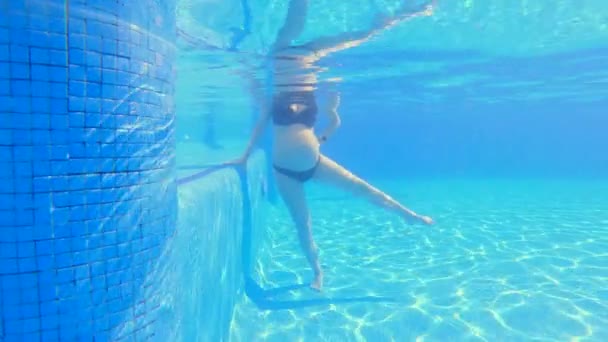 Tomto Zpomaleném Podmořském Videu Viděna Těhotná Žena Která Provádí Vodní — Stock video