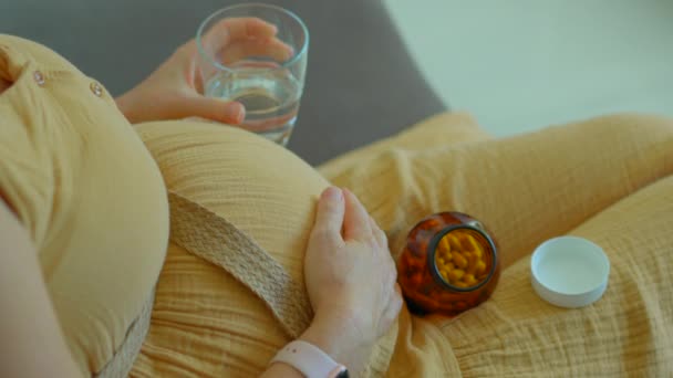 Este Video Cámara Lenta Una Mujer Embarazada Sentada Sofá Acaricia — Vídeos de Stock