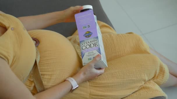 Cancun Mexiko 2023 Gravid Kvinna Ses Öppna Flaska Prenatal Vitaminer — Stockvideo