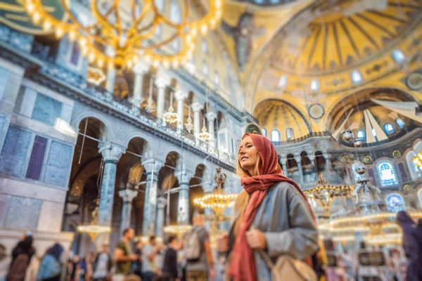 Donna Turista Godendo Hagia Sofia Ayasofya Interni Istanbul Turchia Architettura — Foto Stock