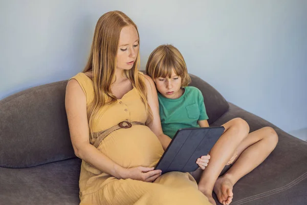 Madre Embarazada Hijo Miren Tableta Leer Libro Ver Una Caricatura — Foto de Stock