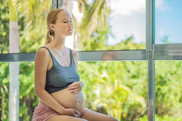 Gravid Kvinna Tränar Fitball Hemma Gravid Kvinna Som Gör Avslappning — Stockfoto