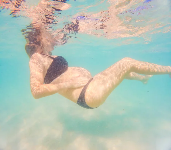 Беременная Женщина Водой Плавает Тропическом Море Здоровая Активная Беременность Молодая — стоковое фото