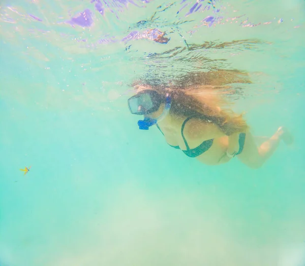Těhotná Žena Pod Vodou Plave Tropickém Moři Zdravé Aktivní Těhotenství — Stock fotografie