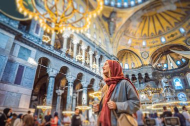 Sofya 'yı, Ayasofya' yı İstanbul 'u, Türkiye' yi, Bizans mimarisini, şehir simgesini ve mimari dünyasını seven kadın turist. Türkiye.