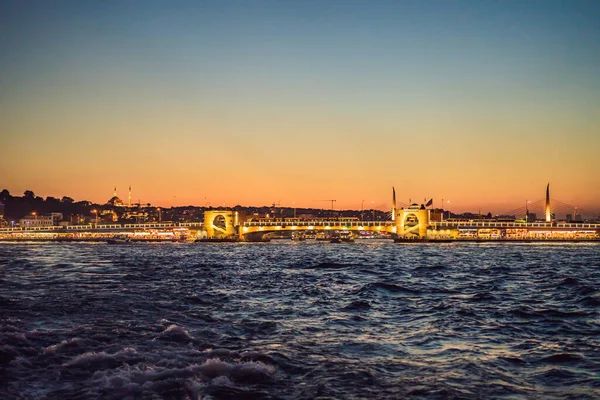 Istanbul Saat Matahari Terbenam Turki Kapal Pesiar Berlayar Teluk Golden — Stok Foto