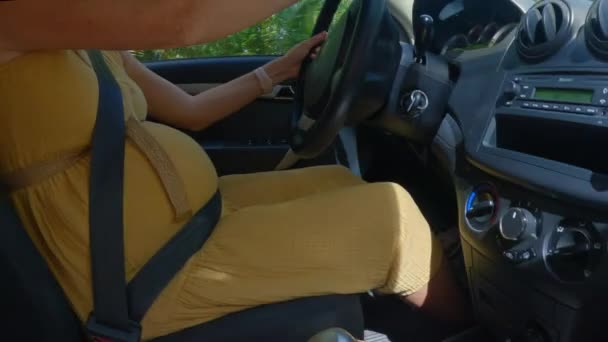 Seorang Wanita Hamil Mengenakan Gaun Kuning Mengendarai Mobil Jalan Indah — Stok Video