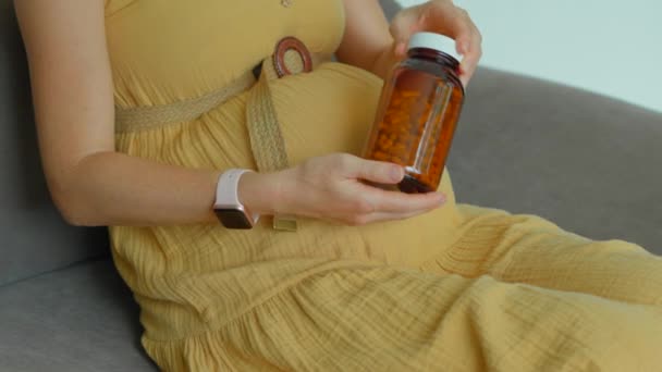 Tym Filmiku Zwolnionym Tempie Kobieta Ciąży Trzyma Butelkę Witamin Siedząc — Wideo stockowe