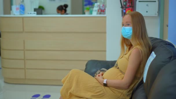 Seorang Wanita Hamil Muda Duduk Ruang Tunggu Sabar Mengantisipasi Gilirannya — Stok Video
