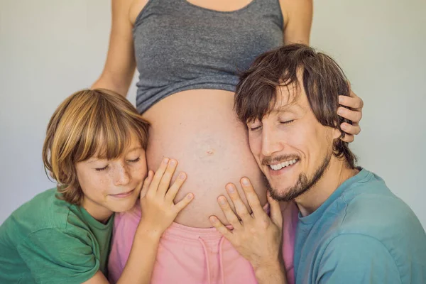 Vater Und Älterer Sohn Hören Auf Mütter Schwangerschaftsbauch — Stockfoto