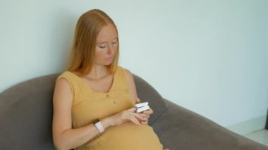 Bu videoda, hamile bir kadının oksijen seviyesini nabız oksimetresi kullanarak ölçtüğü görülüyor.