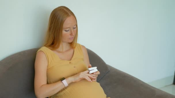 Este Video Una Mujer Embarazada Midiendo Sus Niveles Oxígeno Utilizando — Vídeos de Stock