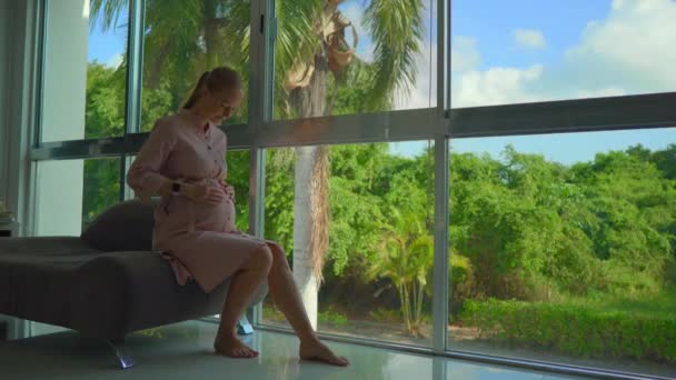 Video Archivo Muestra Una Mujer Embarazada Con Vestido Rosa Mientras — Vídeos de Stock