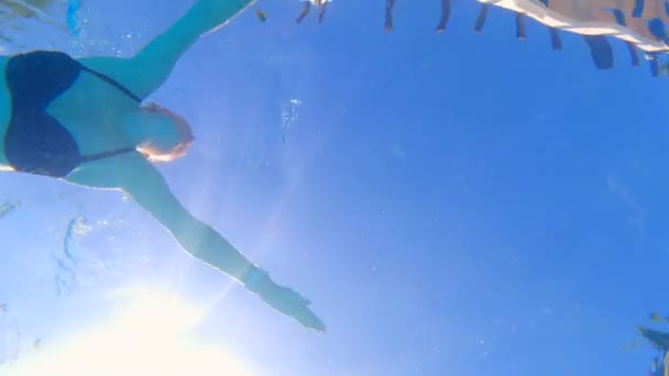 Tym Podwodnym Filmiku Ciężarna Kobieta Przepływa Przez Kamerę Basenie — Wideo stockowe