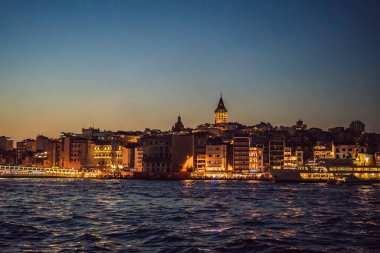 Türkiye'de Istanbul şehir manzarası, Beyoğlu ilçe eski evler Galata Kulesi üstünde tepe, Haliç manzarası.