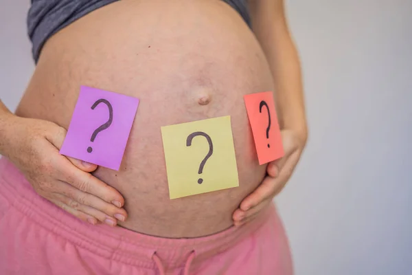 Επιλέγω Όνομα Του Μωρού Μπερδεμένη Έγκυος Ερωτηματικά Χάρτινα Αυτοκόλλητα Στην — Φωτογραφία Αρχείου