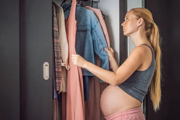 Gravid Kvinna Har Inget Att Sig Gravid Kvinna Står Framför — Stockfoto