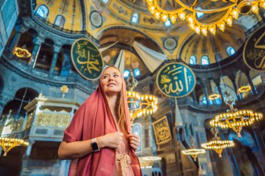 Hz. Muhammed 'in yanı sıra Ayasofya' nın İstanbul, Türkiye, Bizans mimarisi, İstanbul ve Türkiye 'deki iç kesimlerini gezen ilk 4 halifeli kadın turist ve Hz.