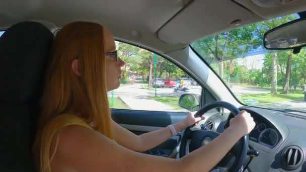一个穿着黄色连衣裙的孕妇在风景秀丽的路上开车 周围经过美丽的风景 慢动作视频 — 图库视频影像