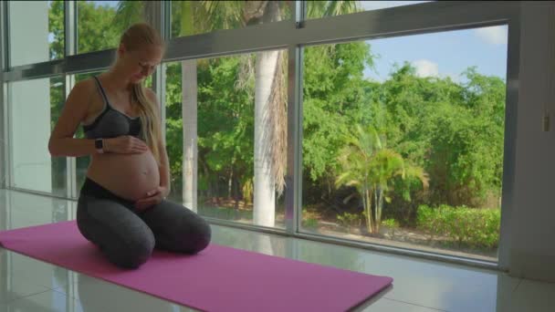 Tym Filmie Można Zobaczyć Młodą Kobietę Ciąży Wykonującą Ćwiczenia Jogi — Wideo stockowe