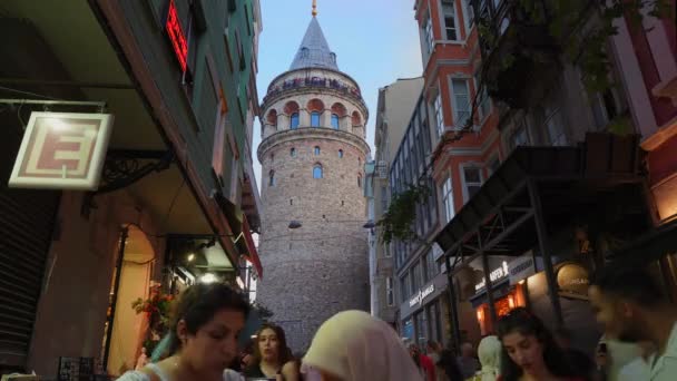 이스탄불의 갈라타 근처의 거리입니다 비디오는 역사적 지역을 탐험하는 관광객들로 북적거리는 — 비디오