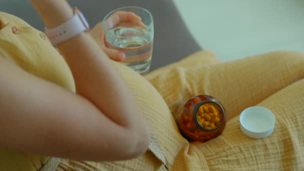 Цьому Повільному Відео Вагітна Жінка Сидить Дивані Вона Приймає Таблетки — стокове відео
