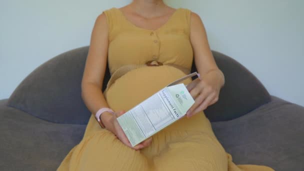Cancún México 2023 Una Mujer Embarazada Abriendo Una Botella Vitaminas — Vídeos de Stock