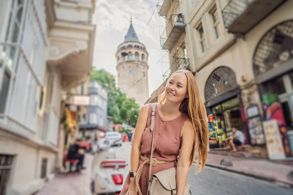 Retrato Una Hermosa Turista Con Vista Torre Galata Beyoglu Estambul — Foto de Stock