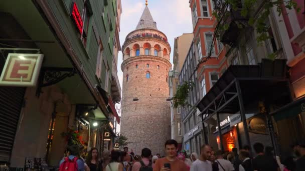 2022 イスタンブール トルコ イスタンブールのガラタタワー近くの賑やかな通り タイムラプス動画は 歴史的なエリアを探索する観光客の賑やかな群衆と活気のあるシーンをキャプチャします カラフルなお店 カフェ — ストック動画