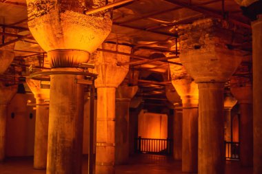 İstanbul 'da güzel bir sarnıç. Sarnıç - 6. yüzyılda yeraltı su deposu inşaatı, İstanbul, Türkiye, Türkiye.