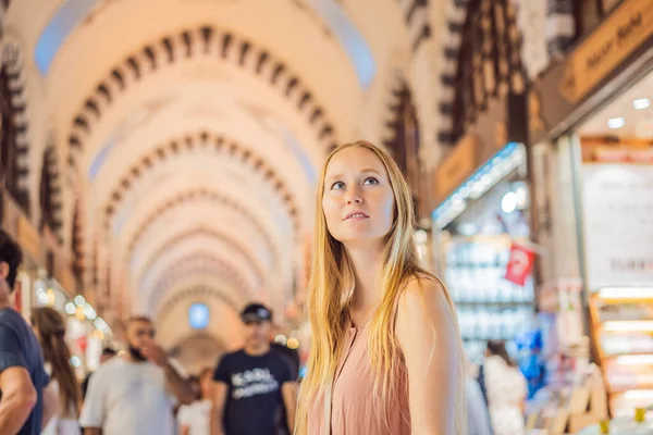 Turist Kvinna Promenader Bland Otaliga Butiker Grand Bazaar Och Egyptiska — Stockfoto