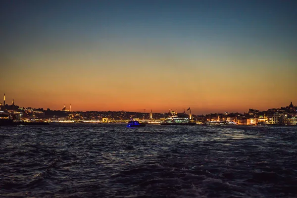 Estambul Atardecer Turquía Barco Turístico Navega Cuerno Oro Verano Hermosa — Foto de Stock