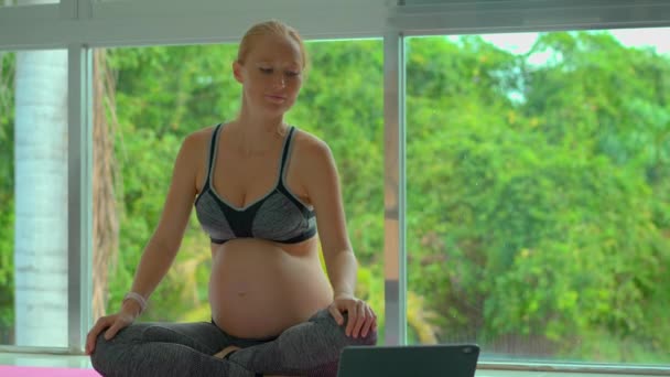 Этом Медленном Видео Можно Увидеть Молодую Беременную Женщину Выполняющую Упражнения — стоковое видео
