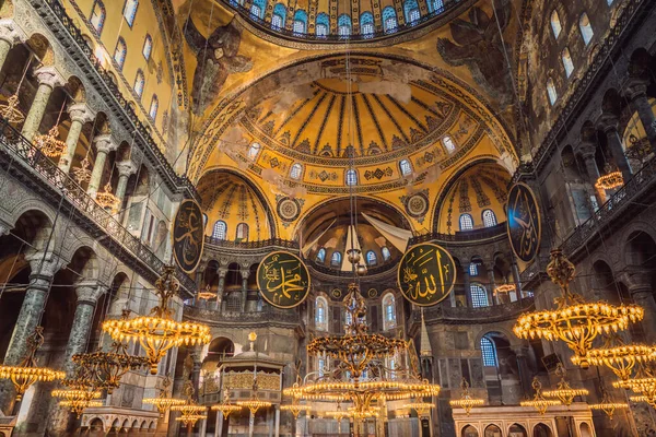 标志着真主 先知穆罕默德以及前四支哈里发的名字 Hagia Sophia Hagia Sofia Ayasofya Interior Istanbul Turkey — 图库照片
