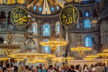 İstanbul, Türkiye, 15.08.22: INSCRIPTION - Hz. Muhammed Allah 'ın ve ilk 4 halifenin isimlerini göstermektedir. Ayasofya, Ayasofya, İstanbul, Türkiye, Bizans