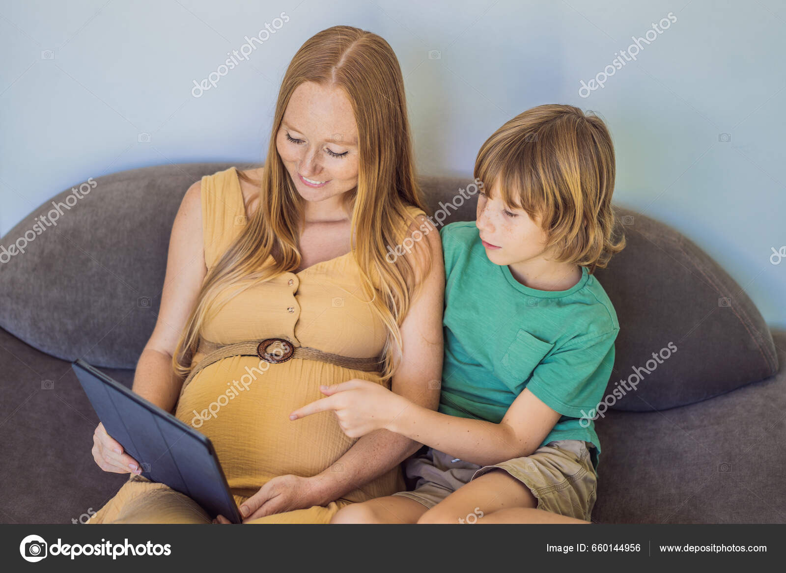 Pregnant Mom Son Look Tablet Reading Book Watching Cartoon Making — Stock  Photo © galitskaya #660144956