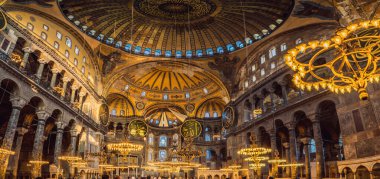 İstanbul, Türkiye, 15.08.22: Ayasofya, Ayasofya, İstanbul, Türkiye, Bizans mimarisi, kent simgesi ve mimari dünya harikası. Türkiye.