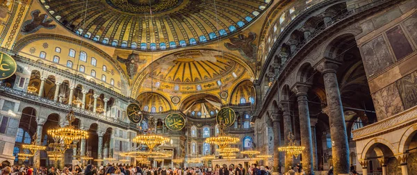 IIstanbul, Türkiye, 15.08.22: NSCRIPTION - Hz. Muhammed 'in yanı sıra ilk 4 halifeyi temsil eden Allah' ın adları. Ayasofya, Ayasofya, İstanbul, Türkiye, Bizans