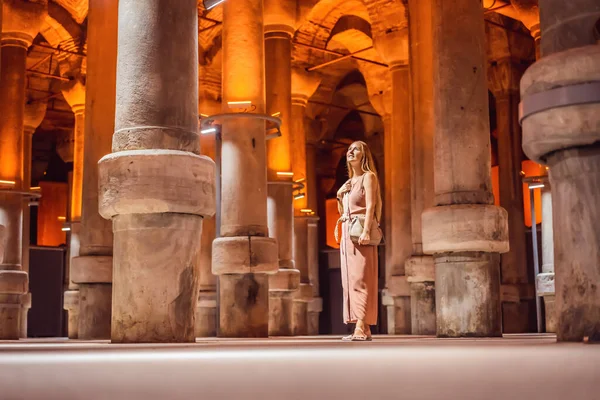 Жінка Подорожує Прекрасною Цистерною Стамбулі Водосховище Підземних Вод Будується Столітті — стокове фото