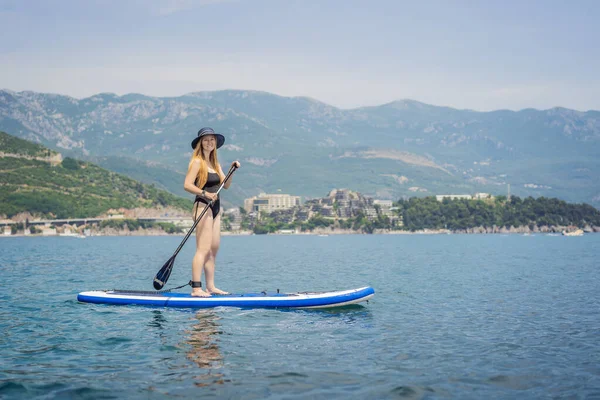 Jovens Mulheres Divertindo Stand Paddling Mar Água Azul Montenegro Contexto — Fotografia de Stock