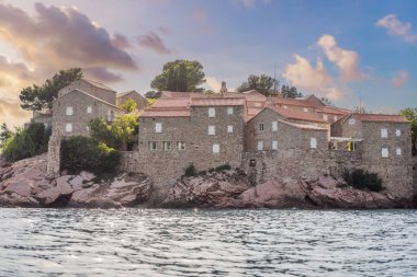 Sveti stefan, küçük adacık ve beldesinde Karadağ. Balkanlar, Adriyatik Denizi, Avrupa. Güzellik dünya.