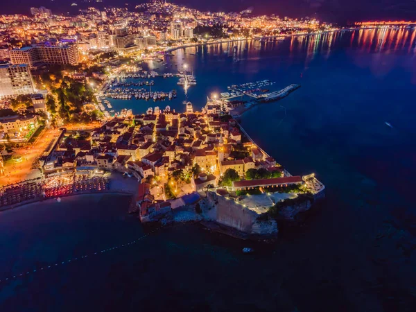 Karadağ 'ın Budva kenti ışıkları yukarıdan görülüyor. Gece görüşü. Geceleyin Budva 'nın insansız hava aracı.