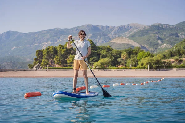 Jeunes Hommes Amusant Stand Paddle Dans Mer Eau Bleue Près — Photo