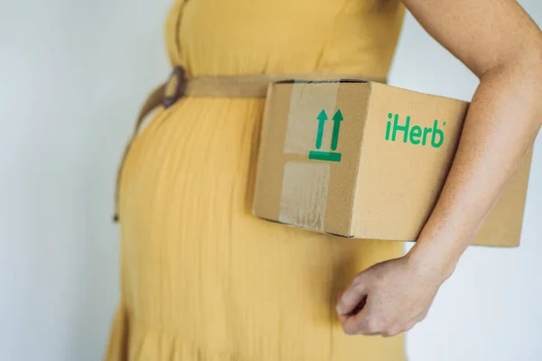 Usa Miami Těhotná Žena Dostala Balíček Iherb Vitamíny Minerály Pro — Stock fotografie