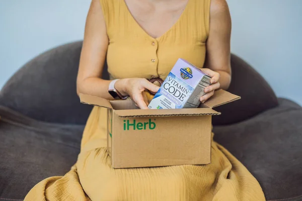 Usa Miami Pregnant Woman Received Iherb Package Garden Life Vitamin — Stock Photo, Image