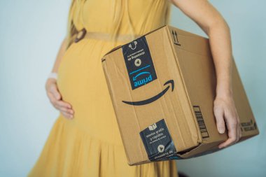 12.21.22, Meksika, Playa del Carmen: Hamile bir kadın Amazon 'dan bir paket aldı. Amazon 'da hamile kadınlar ve bebekler için ürünler.