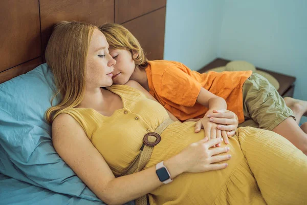 Νεαρή Έγκυος Μητέρα Αγκαλιάζει Αγοράκι Της Ξαπλωμένη Στο Κρεβάτι Νύχτα — Φωτογραφία Αρχείου