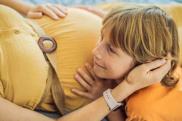 Fiatal Terhes Anya Ölelgeti Kisfiát Ágyban Fekve Éjszaka Gondoskodó Szerető — Stock Fotó