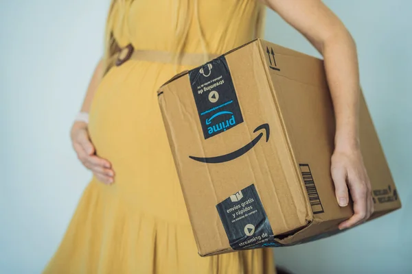 Mexiko Playa Del Carmen Těhotná Žena Dostala Balíček Amazonky Produkty — Stock fotografie