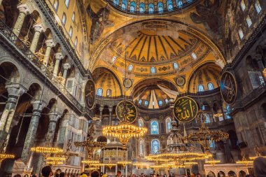 İstanbul, Türkiye, 15.08.22: INSCRIPTION - Hz. Muhammed Allah 'ın ve ilk 4 halifenin isimlerini göstermektedir. Ayasofya, Ayasofya, İstanbul, Türkiye, Bizans